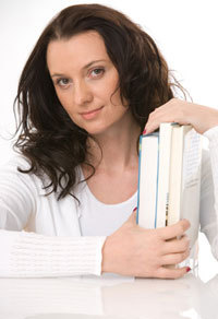 Bildungskredit - autorin buch bücher bücherei bücherstapel erwachsenenbildung fernstudium fernunterricht frau freizeit freizeitkleidung haare junge frau lernen lesen schreiben schriftstellerin schwarze haare schwarzhaarig sitzen sitzend student studieren studium zuhause.