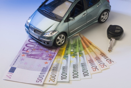Wie finanziere ich mein Auto? - anschaffung anschaffungskosten anzahlung auto autokauf automobil autoschlüssel banknoten bar bargeld barzahlung einsparen ersparnis euro euroscheine fahrzeug gebrauchtwagen geld geldschein geldscheine hauspreis kaufpreis kfz kleinwagen kompaktauto kompaktvan konzept kosten kraftfahrzeug nebenkosten neuwagen pkw preis preisverhandlung rabatt schlüssel sparen steuer straßenverkehr symbol symbolisch unterhalt unterhaltskosten van verkehr verkehrswesen versicherung wartung werkstatt zweite hand.