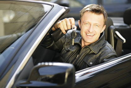 Autofinanzierung ohne Sicherheiten - auto blond business cabrio edel einladen einpacken entspannt erfolg erholen erholung fahren fahrer fashion freizeit geschäfts hoch junge junger lederjacke mann mietwagen männlich nobel offen packen reich schlüssel schwarz sitzen stadt termin unterwegs öffnen.