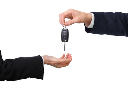 Kfz Kredit mit Schlussrate - anzug arme aushändigen ausliefern auto autokauf automobil autoschlüssel autoverkauf autovermietung fahrzeug fahrzeugschlüssel fahrzeugübergabe freigestellt geben gebrauchtwagen geschäft geschäftlich geschäftsleute halten hand hintergrund hände isoliert kaufen kfz käufer leasen leasing mieten mietfahrzeug männlich nehmen personenwagen präsentieren reichen schlüssel verkäufer vermieten weiblich weiß zeigen zeigt zündschlüssel übergeben überreichen.