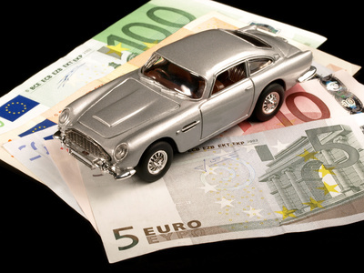 Autokredite zu Hause kalkulieren - auto autohandel autohändler autoindustrie autokauf autokosten autoleasing automobil autoreparaturkosten autosteuer autoversicherung benzin benzinkosten benzinpreis design euro europa fahren fahrtkosten fahrzeug führerschein gebrauchtwagenkauf geld geldscheine geldstapel handel isoliert kauf kaufen kfz kfz-versicherung kilometergeld kosten kraftstoff leasing luxsportwagen luxus mobilität modell neuwagen neuwagenkauf oberklasse oldtimer pkw rennen reparaturkosten schein scheine schwarz spiegelung sport sportl.