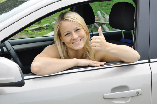 Autofinanzierung ohne Eigenkapital - Autokauf, Auto, Frau, daumen hoch.