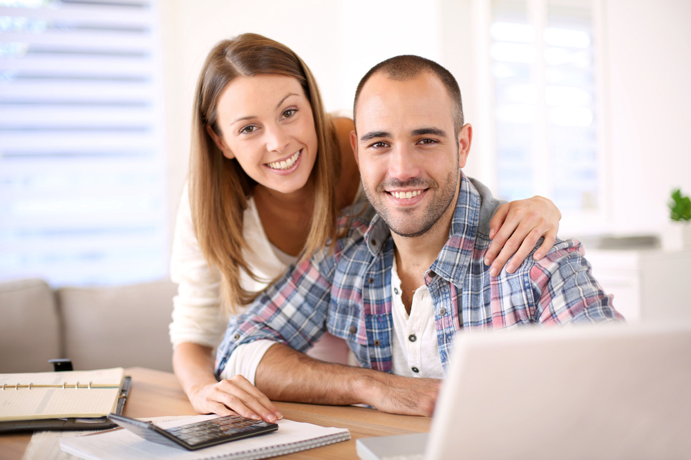 Barkredit - 30s apartment bank banking budget computer darlehen einkommen einkommensteuer einsparung erwachsen europäisch flach frau haus innen interieur jugendliche konto kredit laptop leute mann paar pfand rechenmaschine schreibarbeit zuhause.